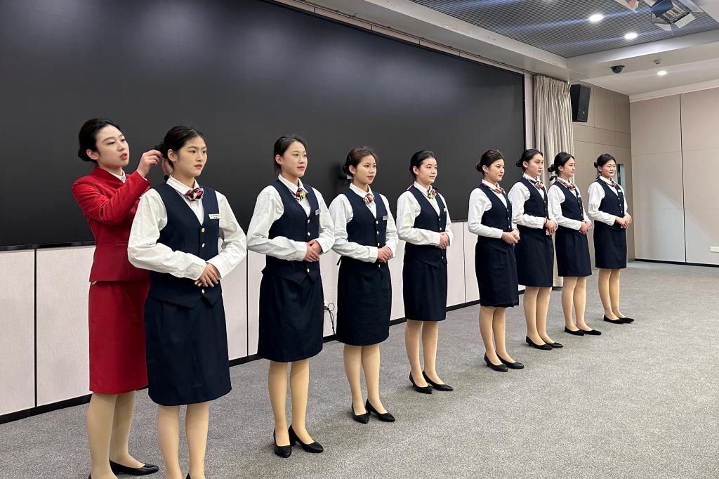 青春風采展擔當——海洋旅游學院禮儀志愿者熱情服務兩會禮儀工作紀實